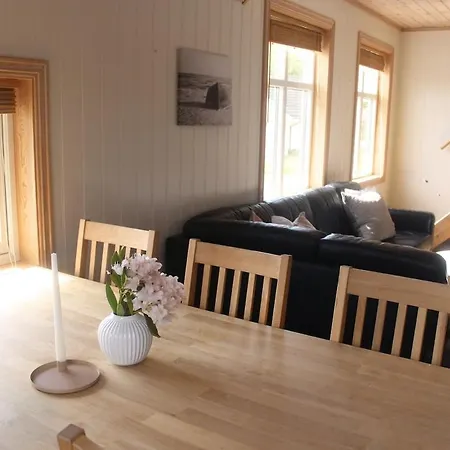 Hus Ved Sjøen På *