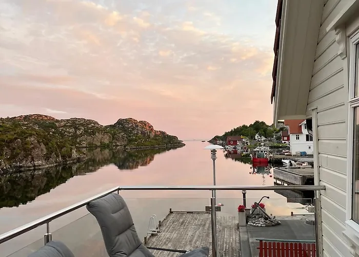 Hus Ved Sjøen På Feriehus